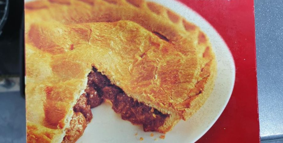 Продукты, продукты, срок годности, мужчина нашел сюрприз с пирогом, интересные истории, странные случаи из жизни