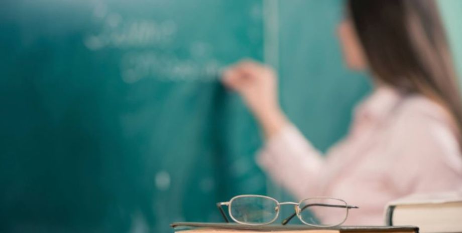 Аспирантку поймали на измене с женатым преподавателем, ее обиженный парень подготовил презентацию