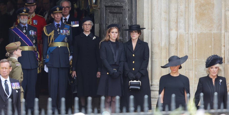 Принцеси Беатріс та Євгенія на похороні королеви Єлизавети ІІ, похорон королеви, онуки королеви, доньки принца ендрю