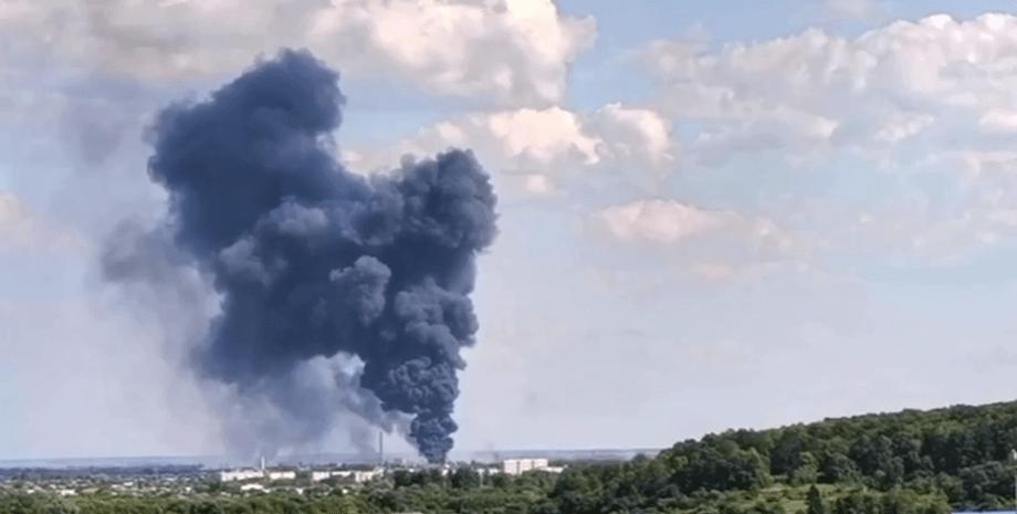Шебекіно, пожежа, дим, стовп диму, Бєлгородська область, обстріл