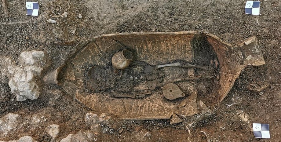 скелет в амфоре, некрополь, захоронение, хорватия