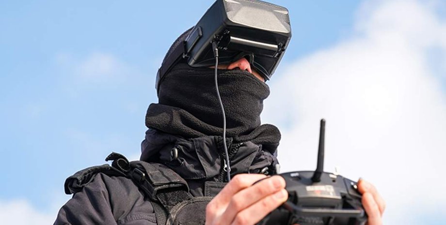 Дрон, безпілотник. оператор, війна в Україні, фото