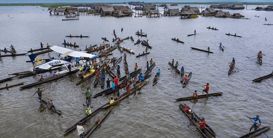 Пилот совершает полеты в джунгли Папуа-Новой Гвинеи