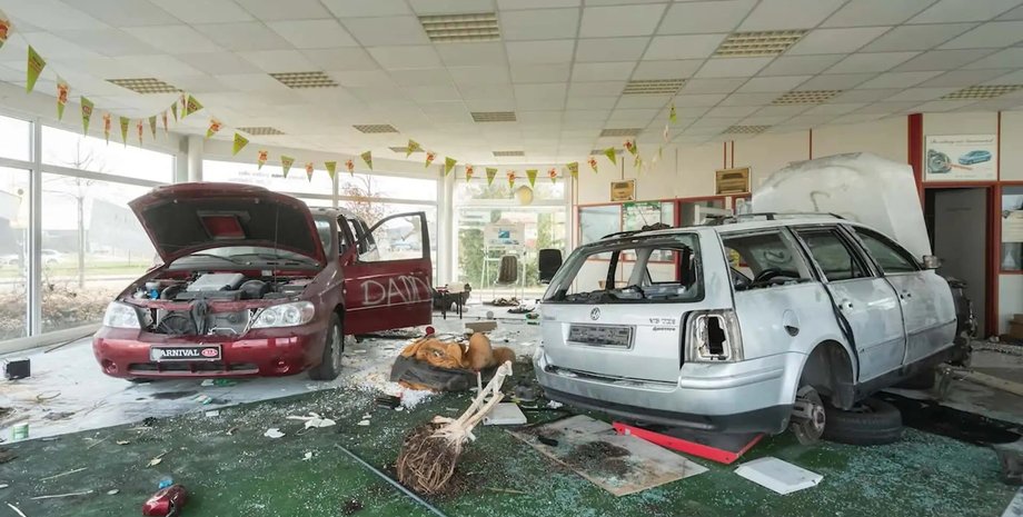 занедбаний автосалон, автосалон kia, автосалон у Німеччині
