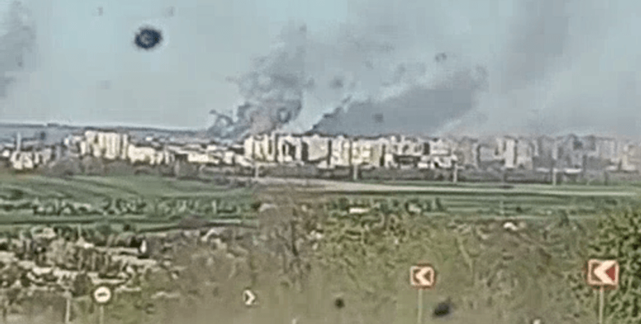 Бахмут, дорога, дым, Донбасс, война в Украине