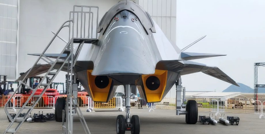 Китай намагаєтся налякати США літаком "Білий імператор"