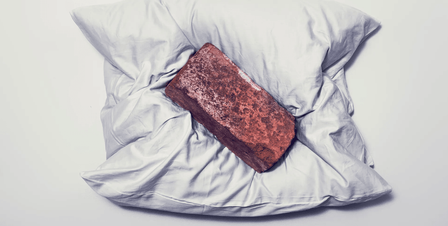 проблемный сон, подушка, кирпич