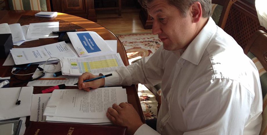 Министр финансов подписывает проект госбюджета-2017 / Фото: facebook.com/o.danyliuk