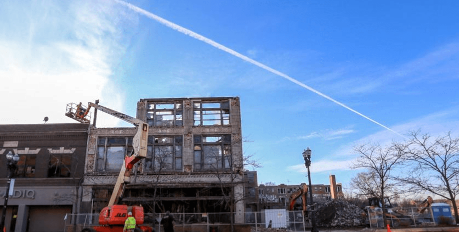 Снесли недавно построенный дом, снесли здание, многоэтажный дом, строительный проект, деньги, финансирование, застройщик, суд