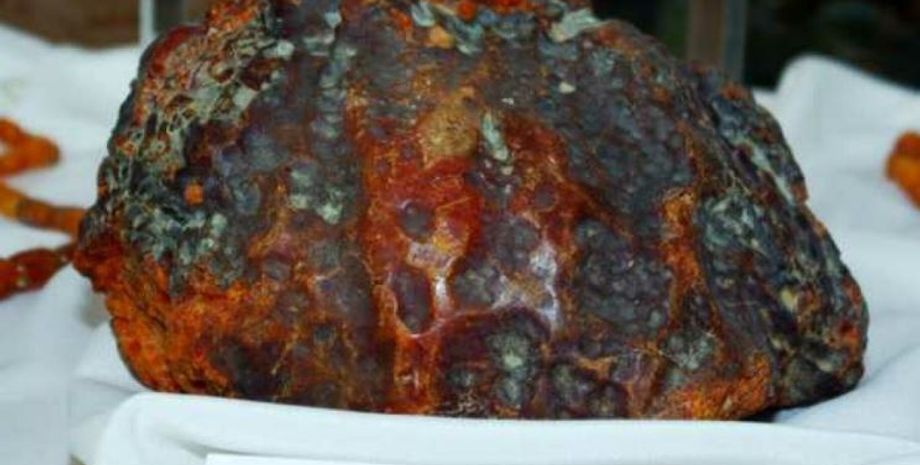 Чорний бурштин вартість 1 мільйон євро, пенсіонерка з селища Колци коштовним каменем підпирала двері