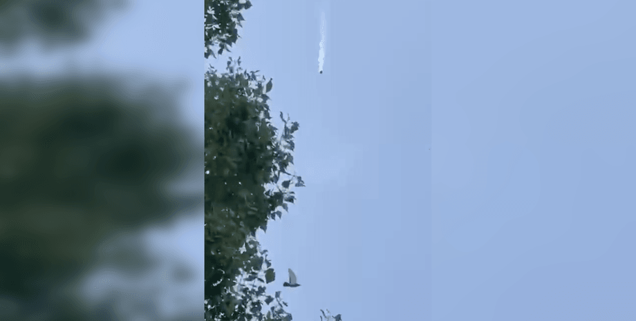 Работа ПВО, след в небе, ракета в небе, сбили ракету, ПВО сбила ракету, обстрел, ракетный обстрел