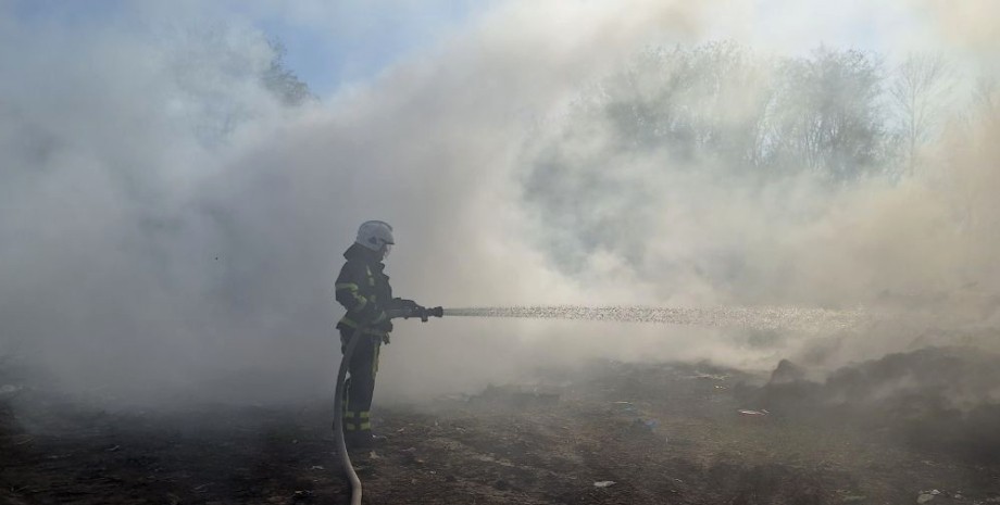 Спасатель / архивное фото Спасатели, ГСЧС, взрыв, ВС РФ, атака, война РФ против Украины, обстрел