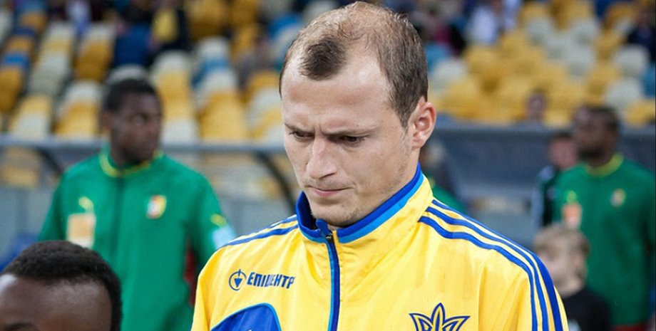 Роман Зозуля в жовто-синій формі збірної України виходить на поле перед початком матчу
