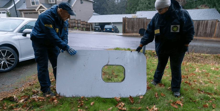 Авария в самолете, вылетел шлюз, секция фюзеляжа, авария в небе, сорвало дверь, пассажиры, подали иск, авиакомпания, суд