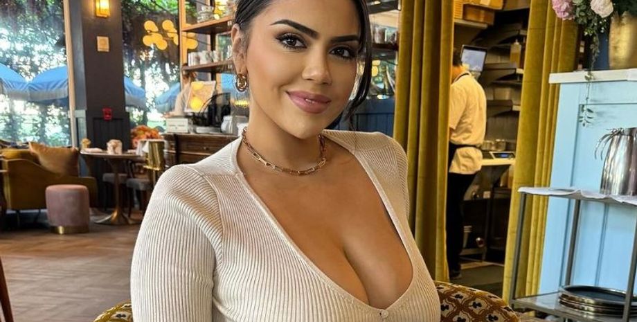 Дівчина за гроші обіцяє холостякам провести з ними Різдво, скільки заробляє зірка соціальних мереж