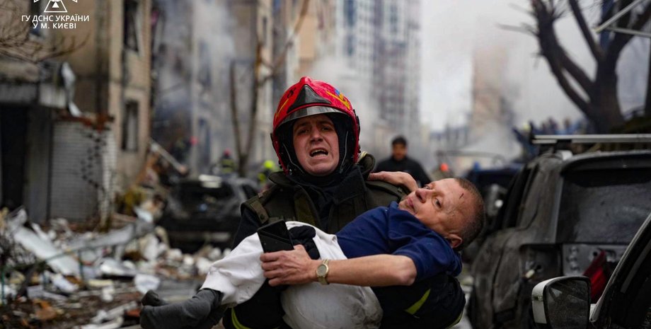Спасатель в Киеве, Киев обстрел ракетами, Киев обстрел РФ, Киев последствия удара РФ, Киев спасатель Соломенский район Киев спасатель