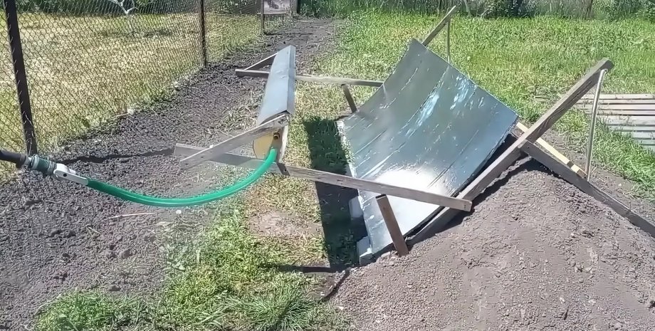 Система з бетонним дзеркалом на земляному валу для виробництва сонячної енергії