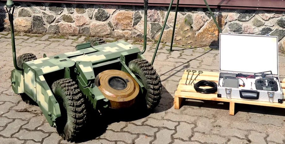 The new Mangust land drone can remotely strike the Russian troops, change the te...
