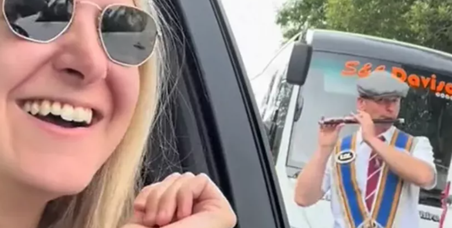 Туристка під час мандрівки випадково переплутала марш з парадом, курйози в Ірландії, приколи, цікаві новини, відео