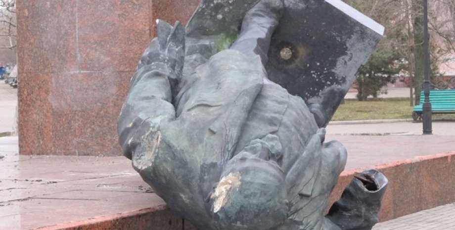 Поваленный памятник Ленину / Фото из открытых источников
