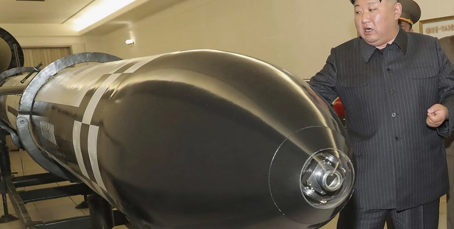 Ким Чен Ын возле тактической ракеты