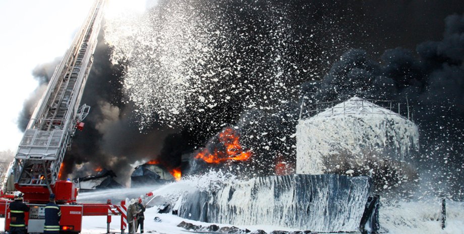 Пожар на нефтебазе "БРСМ-Нафта" / Фото пресс-службы ГСЧС