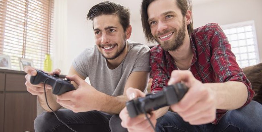 Мужчины играют в видеоигры