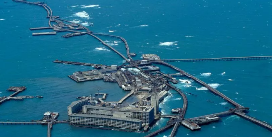 Город в море, Нефтяные Камни Город в море, Нефтяные Камни, город, море, поселение, нефтяная платформа, дороги, уходит под воду, нефтяная скважина