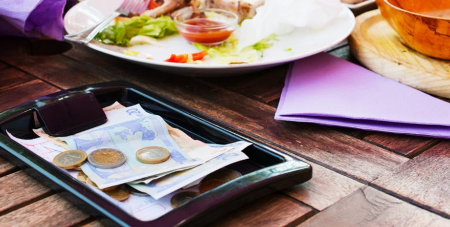 Чайові для офіціанта, в якому випадку можна не давати чайові, цікава історія з життя