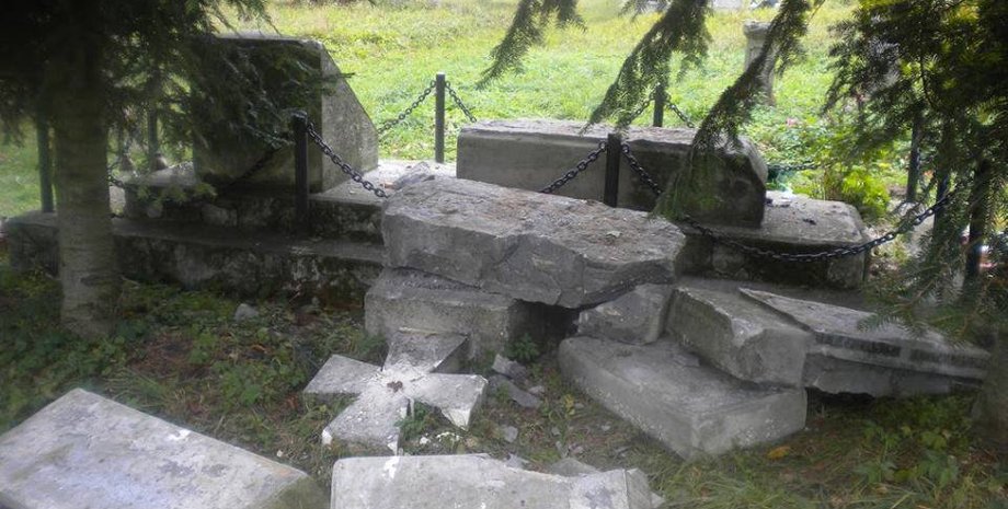 Вандалы осквернили памятник воинам УПА в Польше / Фото: facebook.com/bogdanchervak
