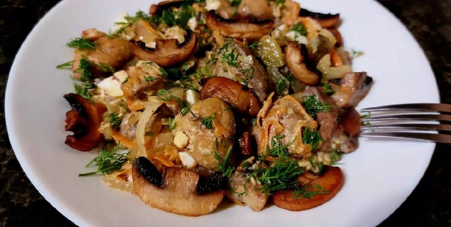 Салат зі смаженими грибами, салат із цвітною капустою, салат рецепт, теплий салат