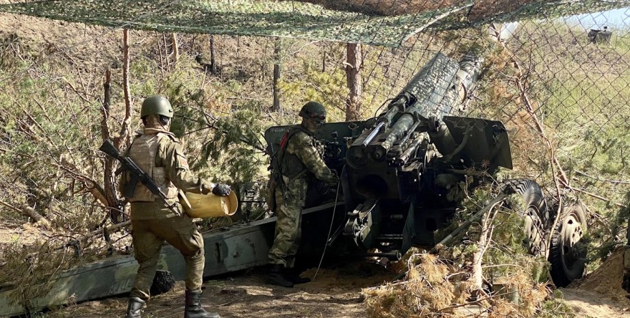 Военные ВС РФ возле САУ "Гиацинт" возле САУ "Гиацинт" Артиллеристы ВС РФ возле гаубицы "Гиацинт-С"