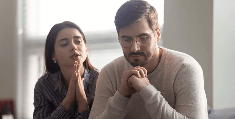 Мужчина и женщина обсуждают проблемы после выигрыша в лотерею