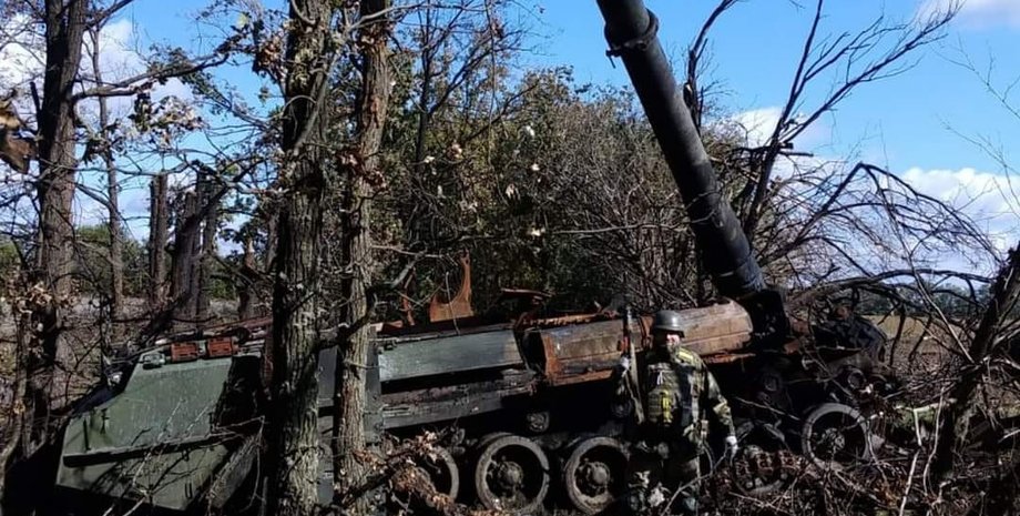 Український військовий на тлі російської техніки.