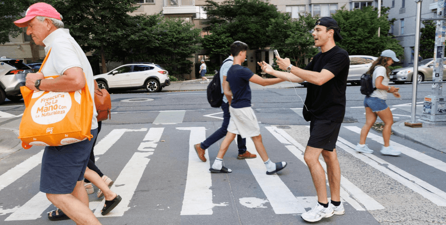 Мэтт Басс снимает раздражительных прохожих