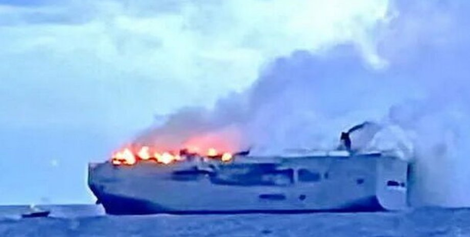 Mercedes. новости мира, судно с автомобилями Mercedes, порт, электрокар, панама, затопление, борт, спасательные лодки