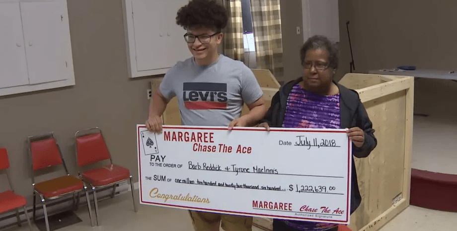 Тетя и племянник выиграли в лотерею, тетя хотела подать в суд на племянника, деньги, главный приз, победа в лотерее