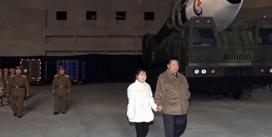 Ким Чен Ын привел дочь на полигон, Ким Чен Ын привел