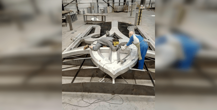 Батьківщина-Мати герб, Батьківщина-Мати тризуб, Батьківщина-Мати декомунізація, Батьківщина-Мати оновлення