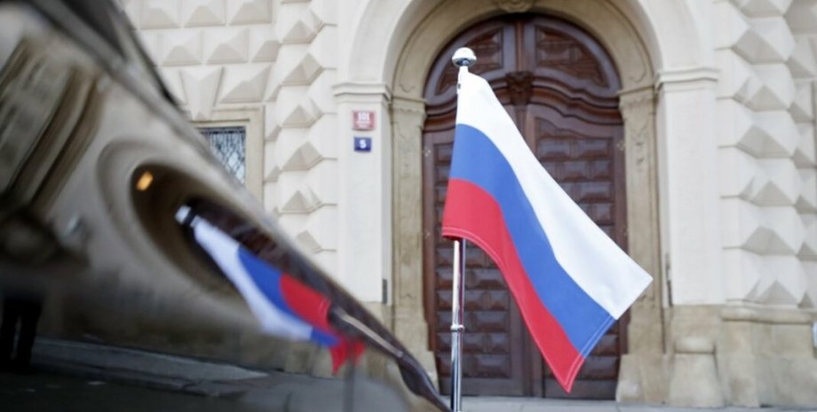 прапор РФ, посольство Росії