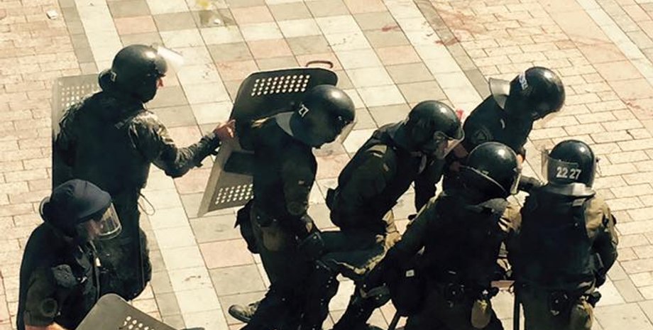 Нацгвардия на Сумском направлении закапывает противоударные щиты