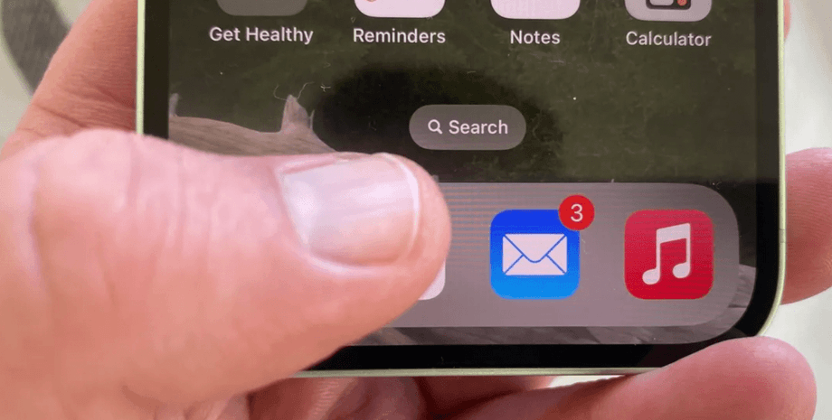 Пользователь нажимает на приложение Почта на iPhone