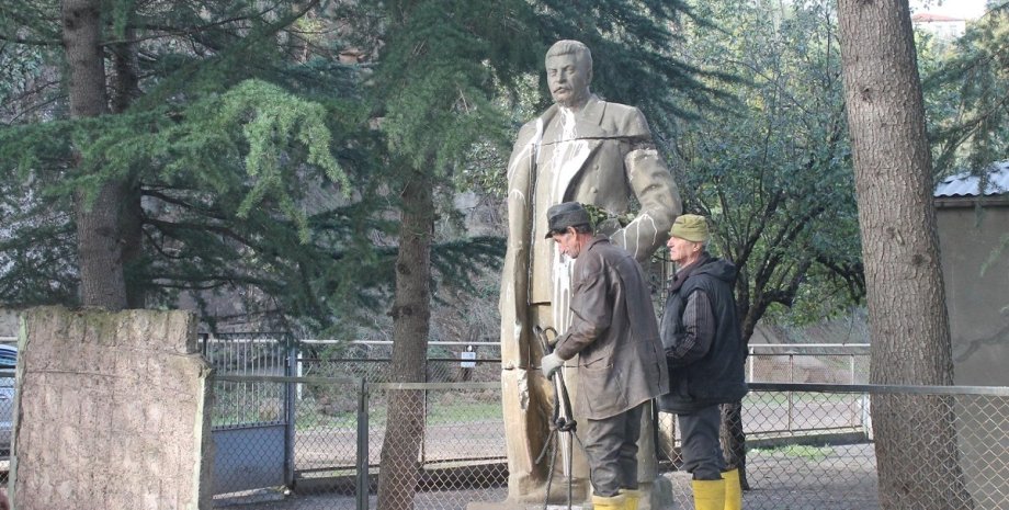 Памятник Сталину, демонтированный в Грузии / Фото: zestaphoni.com