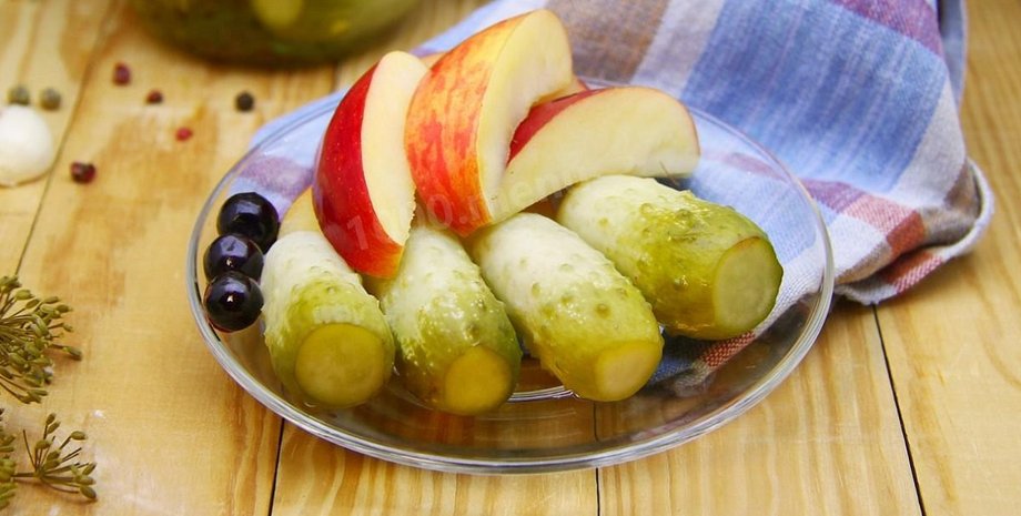 Огурцы с яблоками, малосольные огурцы, малосольные яблоки, заготовки на зиму