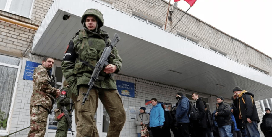 Оккупационные войска возле военкомата на ВОТ