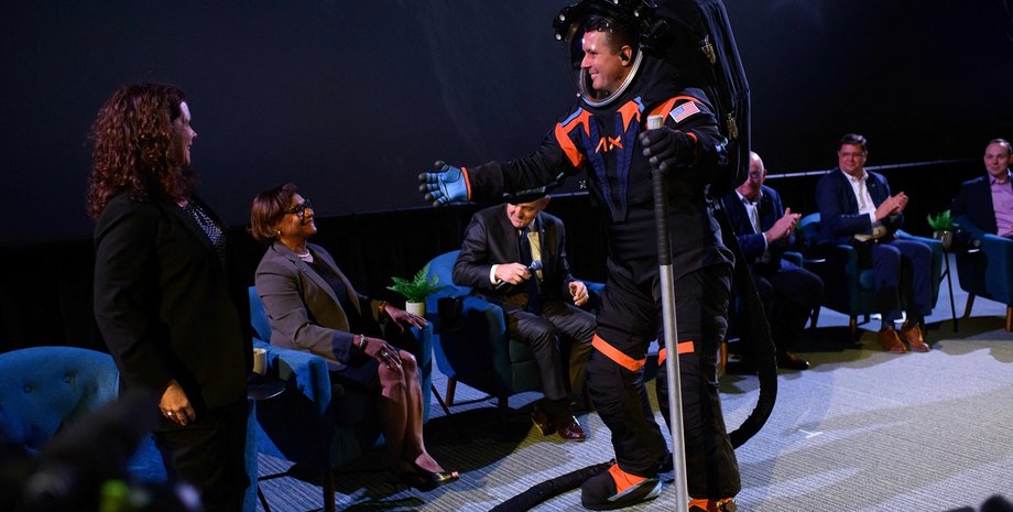 Cкафандр, полет на луну, NASA, Artemis III, Prada