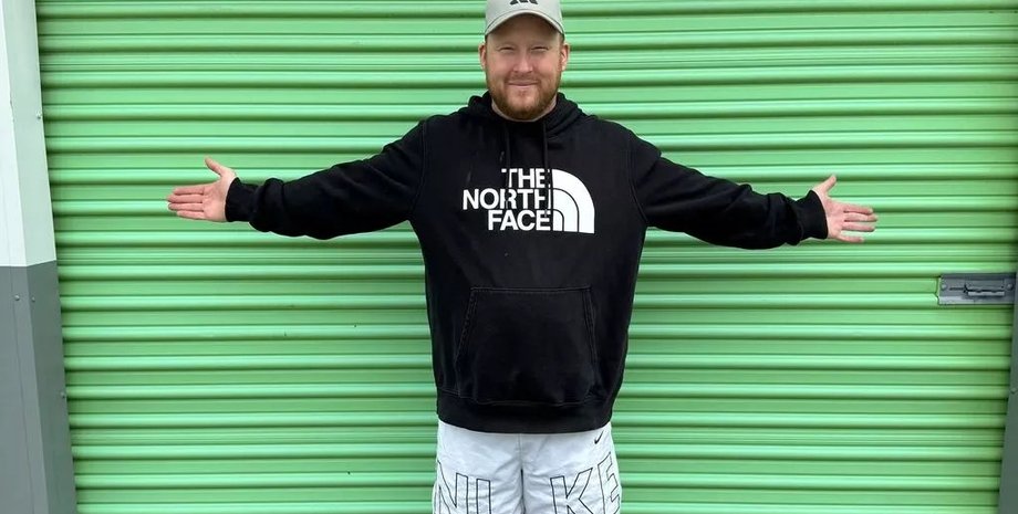 Вейд Венчер біля придбаного контейнера