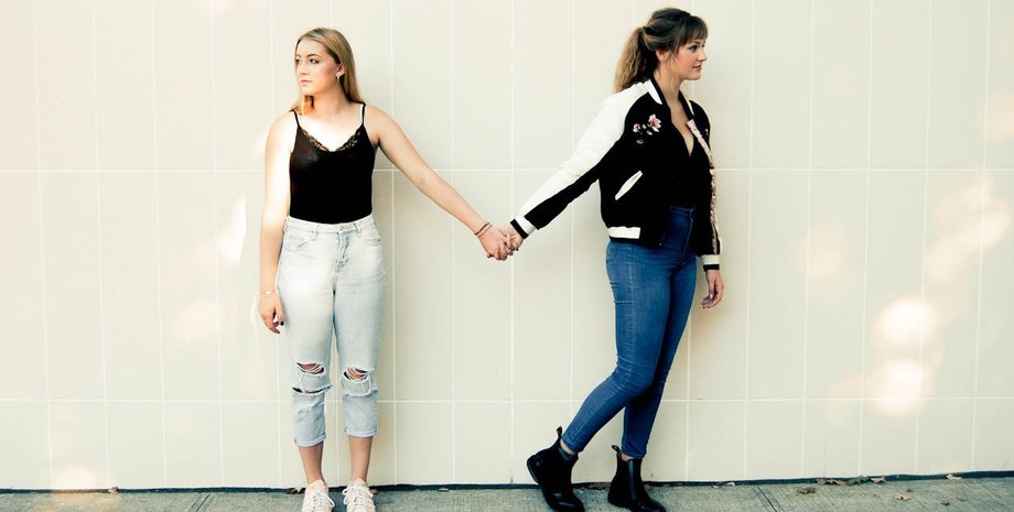 Свадебное платье мамы стало "яблоком" раздора между сестрами: к этому причастен их отец