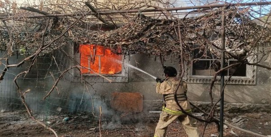 Ukrajinští záchranáři dušili oheň po ostřelování, když k nim odletěl dron. SES b...