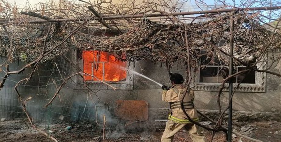 пожежа, горить будинок, рятувальник, ДСНС